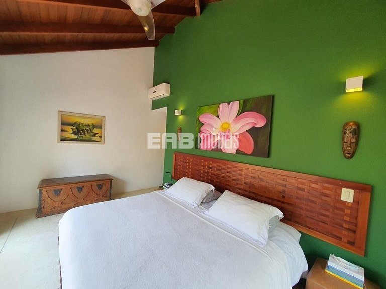 Casa de palafita, cercada por árvores