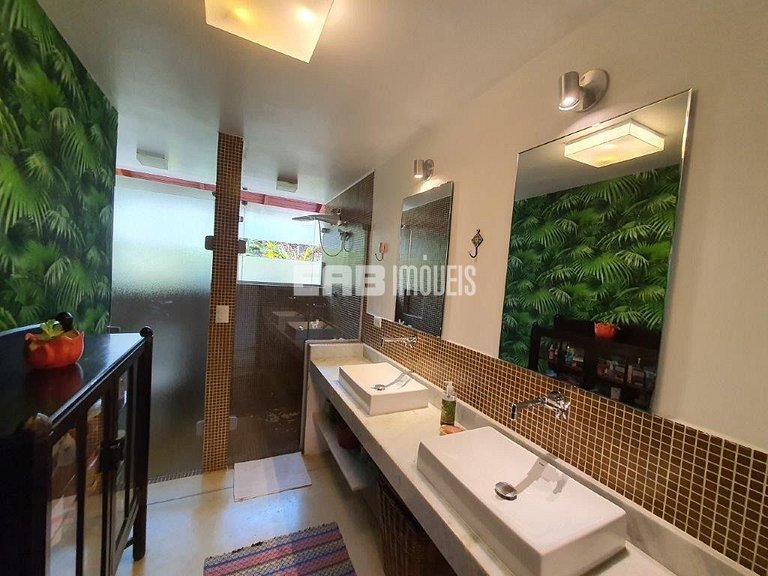 Casa de palafita, cercada por árvores