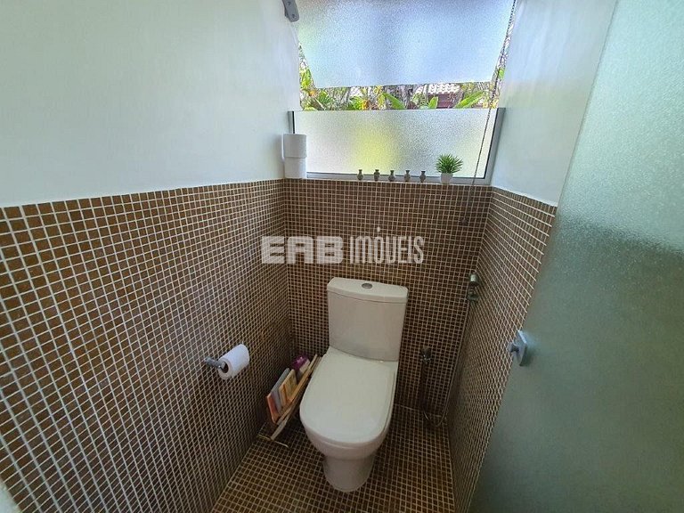 Casa de palafita, cercada por árvores