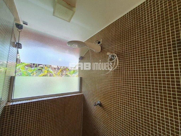 Casa de palafita, cercada por árvores