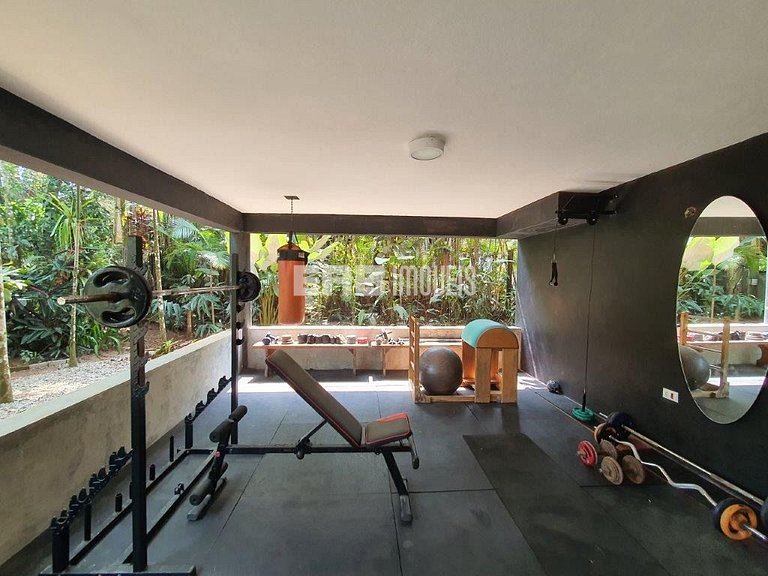 Casa de palafita, cercada por árvores