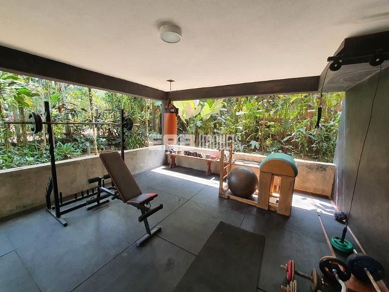 Casa de palafita, cercada por árvores