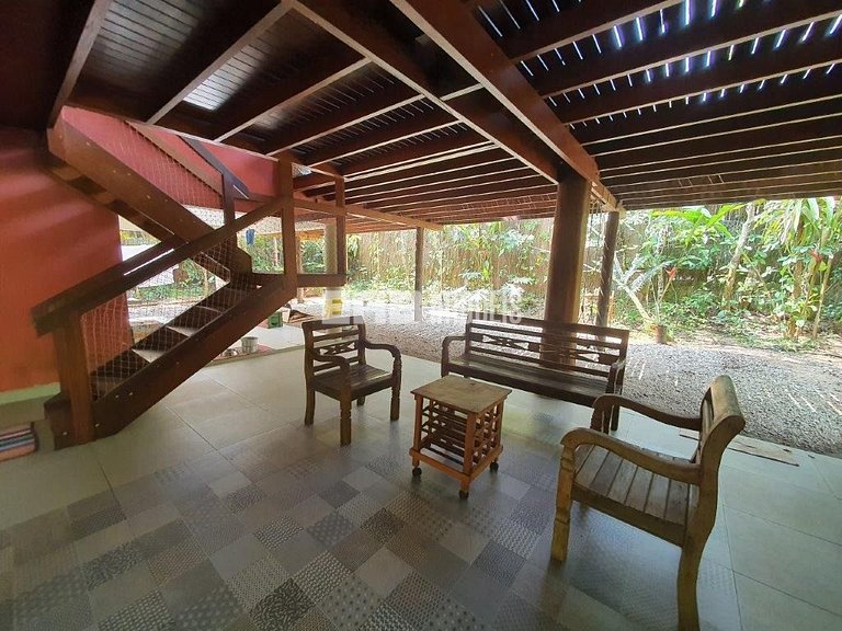 Casa de palafita, cercada por árvores