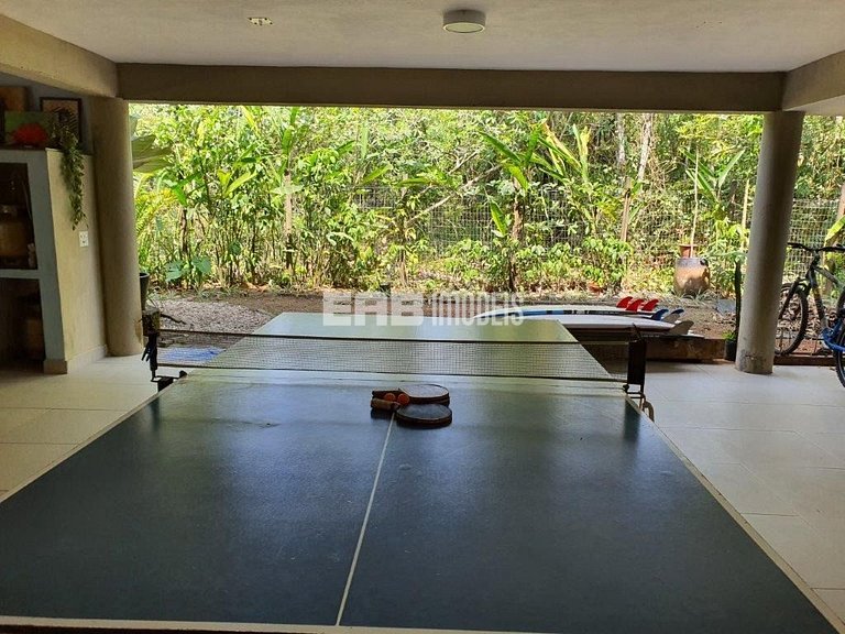 Casa de palafita, cercada por árvores