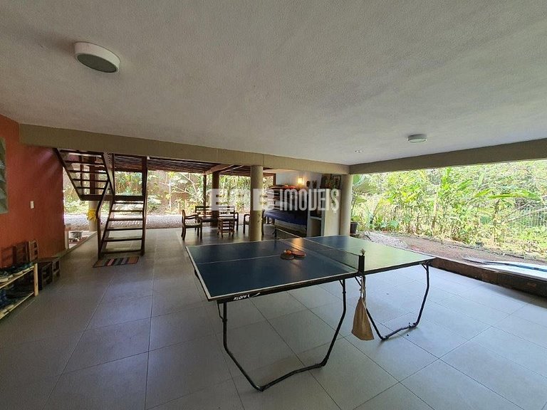 Casa de palafita, cercada por árvores