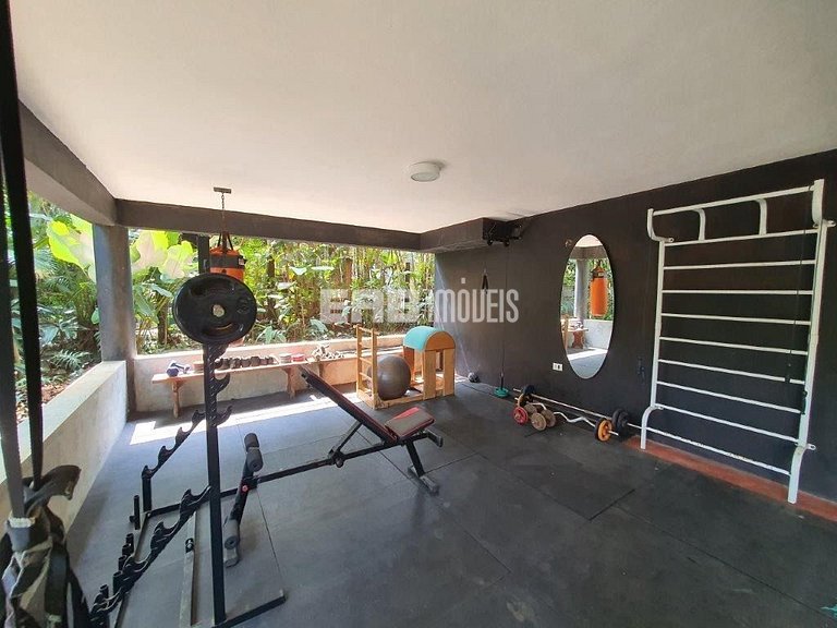 Casa de palafita, cercada por árvores