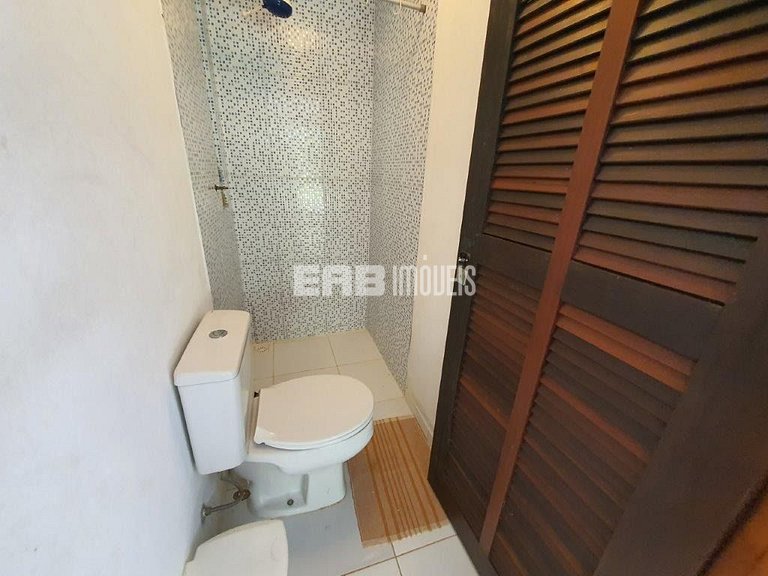 Casa de palafita, cercada por árvores