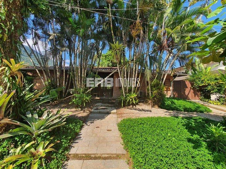 Casa com 6 dormitórios para 14 pessoas em Itamambuca