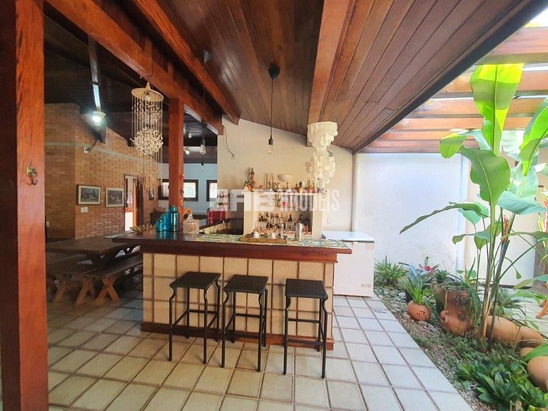 Casa com 6 dormitórios para 14 pessoas em Itamambuca