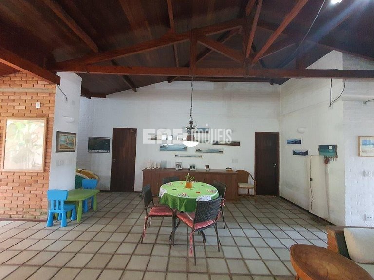 Casa com 6 dormitórios para 14 pessoas em Itamambuca