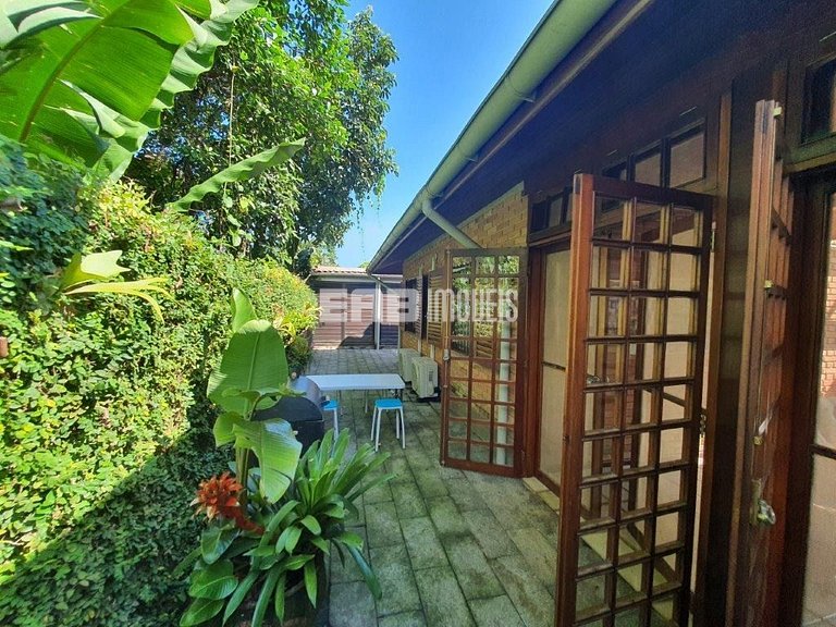 Casa com 6 dormitórios para 14 pessoas em Itamambuca