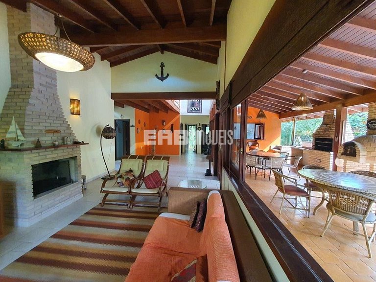 Casa com 3 dormitórios, piscina, churrasqueira e ar em Itama