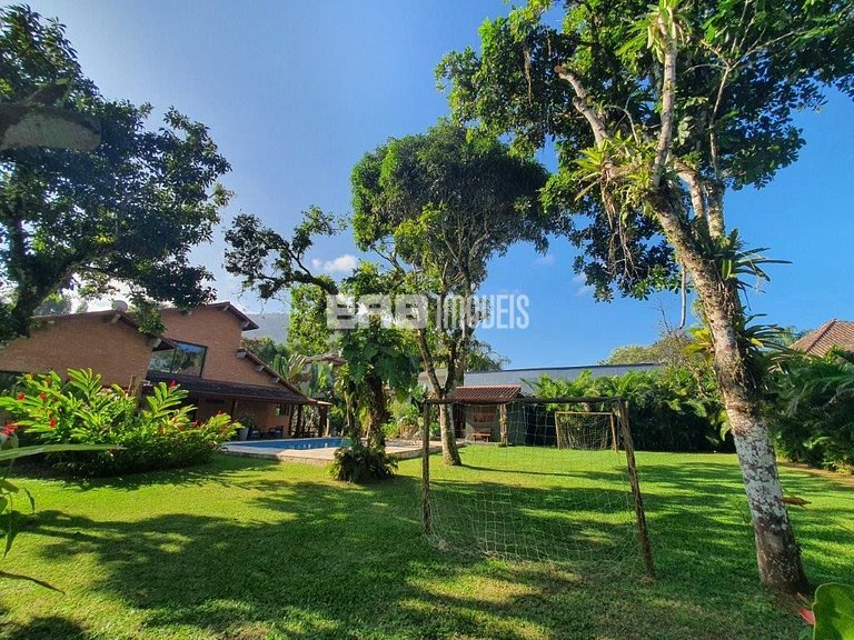 Casa com 4 dormitórios, piscina, churrasqueira e campinho de