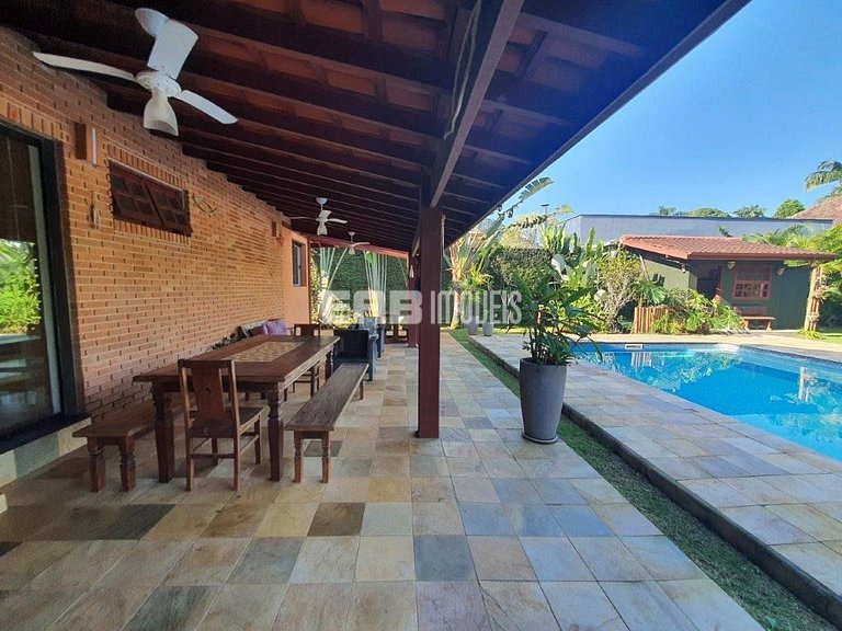 Casa com 4 dormitórios, piscina, churrasqueira e campinho de