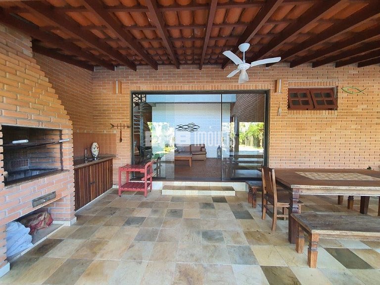 Casa com 4 dormitórios, piscina, churrasqueira e campinho de