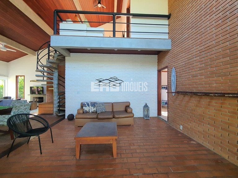 Casa com 4 dormitórios, piscina, churrasqueira e campinho de