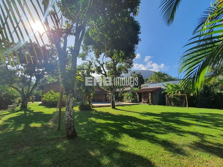 Casa com 4 dormitórios, piscina, churrasqueira e campinho de