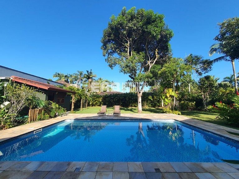 Casa com 4 dormitórios, piscina, churrasqueira e campinho de