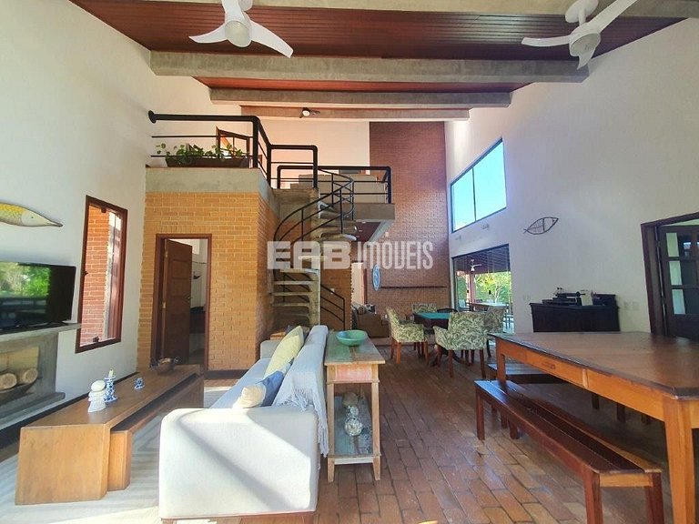 Casa com 4 dormitórios, piscina, churrasqueira e campinho de