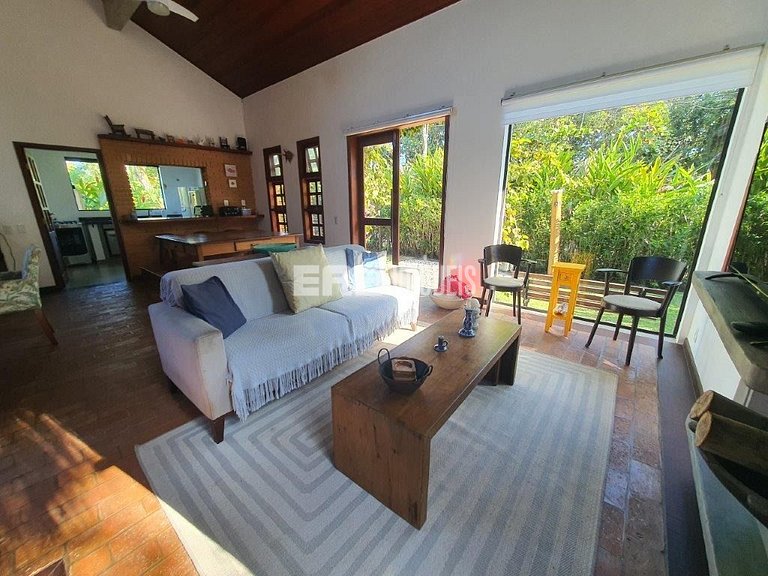 Casa com 4 dormitórios, piscina, churrasqueira e campinho de