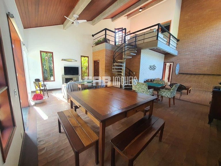 Casa com 4 dormitórios, piscina, churrasqueira e campinho de