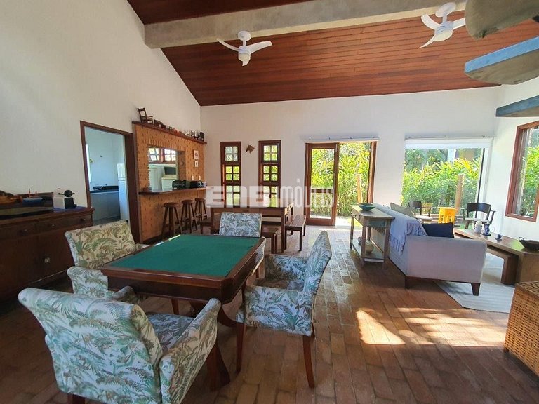 Casa com 4 dormitórios, piscina, churrasqueira e campinho de