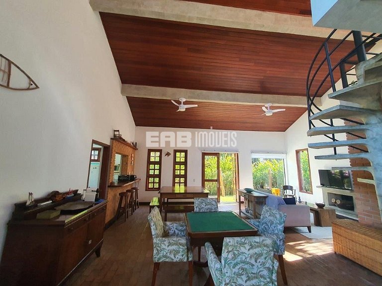 Casa com 4 dormitórios, piscina, churrasqueira e campinho de