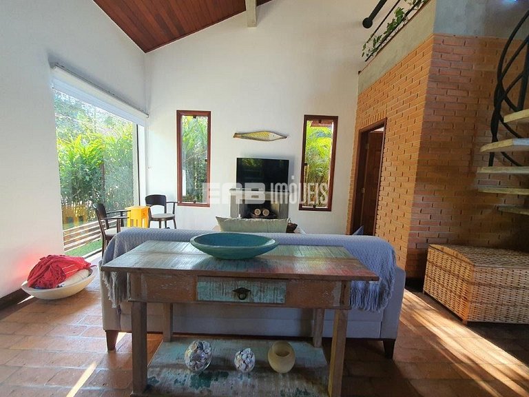 Casa com 4 dormitórios, piscina, churrasqueira e campinho de