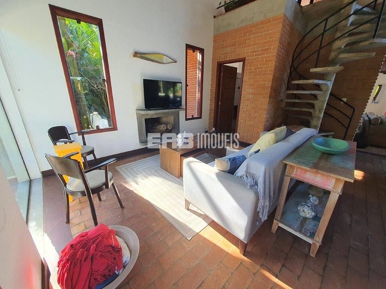 Casa com 4 dormitórios, piscina, churrasqueira e campinho de