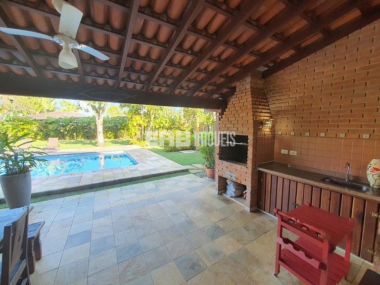 Casa com 4 dormitórios, piscina, churrasqueira e campinho de