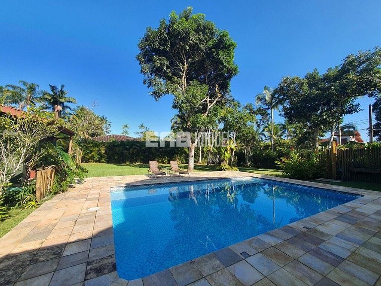 Casa com 4 dormitórios, piscina, churrasqueira e campinho de