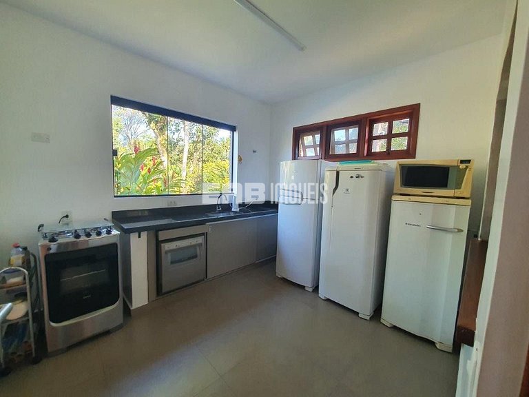 Casa com 4 dormitórios, piscina, churrasqueira e campinho de