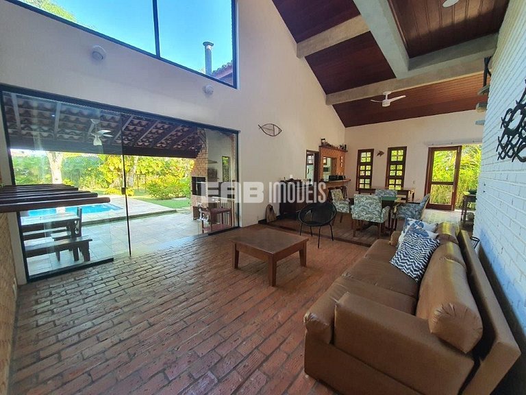 Casa com 4 dormitórios, piscina, churrasqueira e campinho de