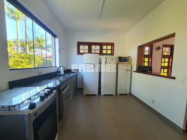 Casa com 4 dormitórios, piscina, churrasqueira e campinho de