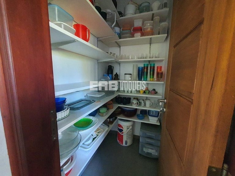 Casa com 4 dormitórios, piscina, churrasqueira e campinho de