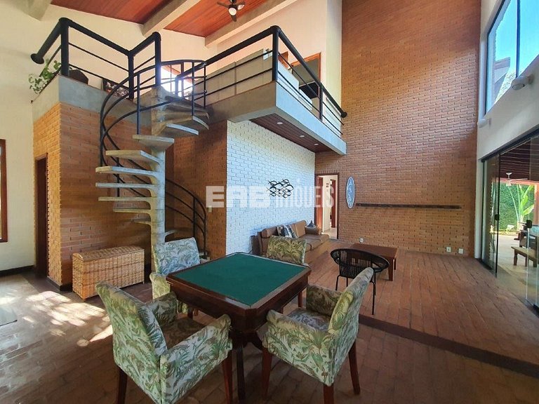 Casa com 4 dormitórios, piscina, churrasqueira e campinho de