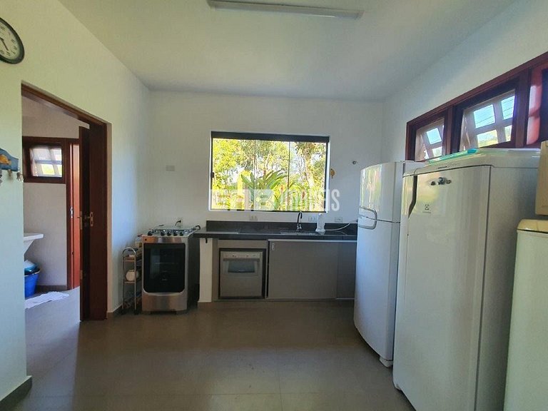 Casa com 4 dormitórios, piscina, churrasqueira e campinho de