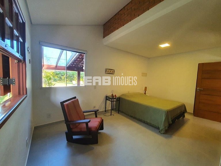 Casa com 4 dormitórios, piscina, churrasqueira e campinho de