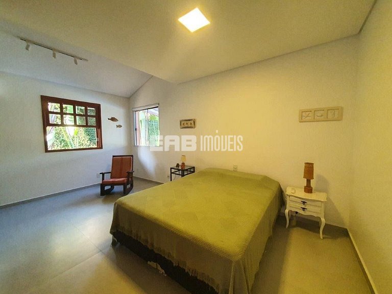 Casa com 4 dormitórios, piscina, churrasqueira e campinho de