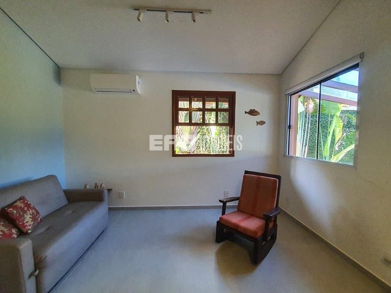 Casa com 4 dormitórios, piscina, churrasqueira e campinho de