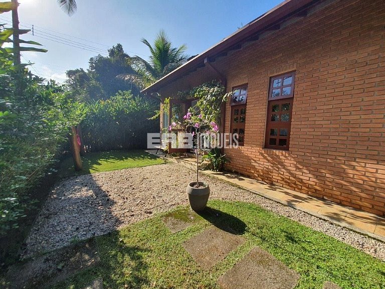 Casa com 4 dormitórios, piscina, churrasqueira e campinho de