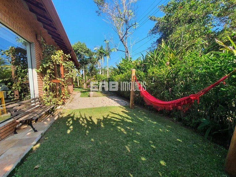 Casa com 4 dormitórios, piscina, churrasqueira e campinho de