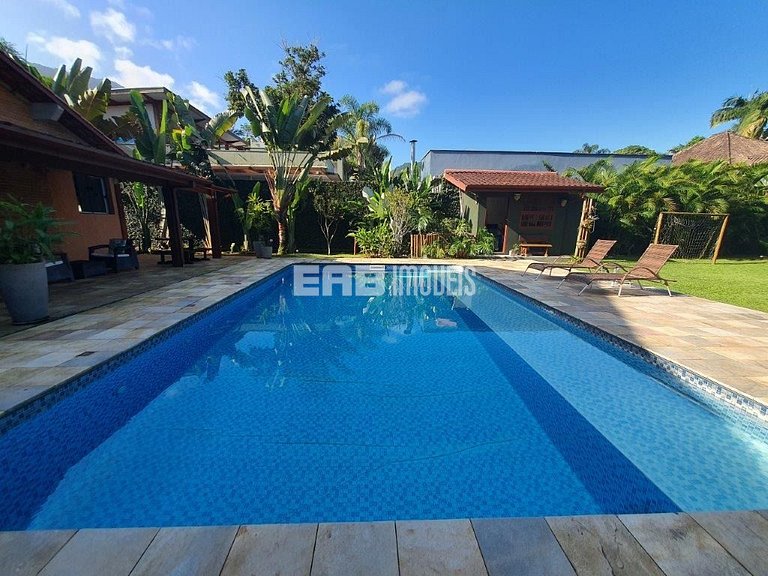 Casa com 4 dormitórios, piscina, churrasqueira e campinho de