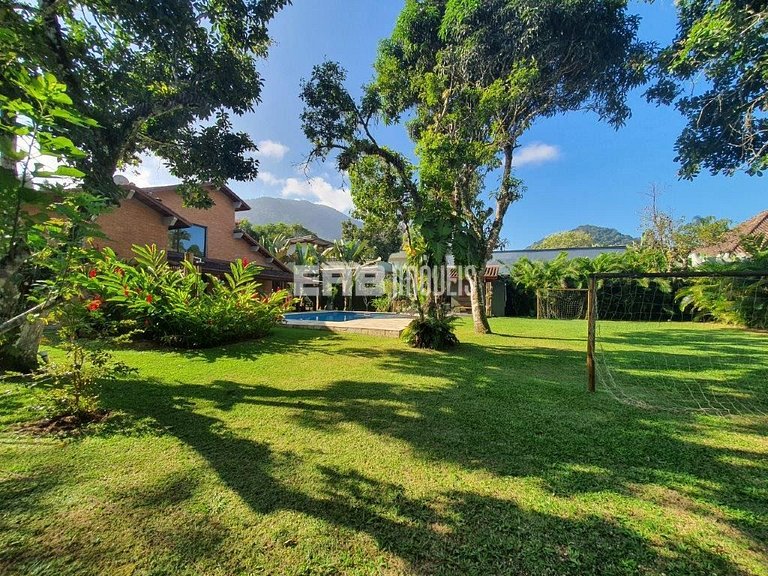 Casa com 4 dormitórios, piscina, churrasqueira e campinho de
