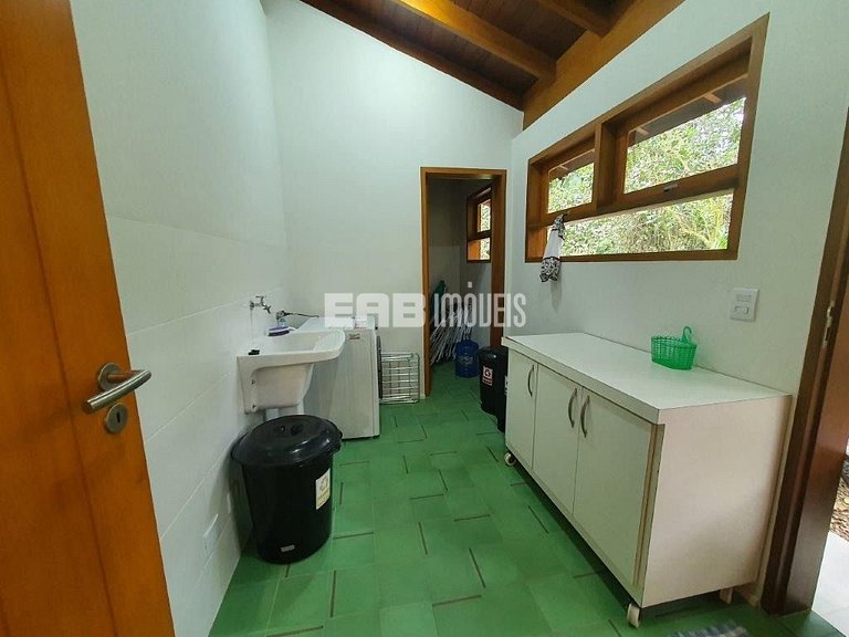 Casa charmosa em Itamambuca, rodeada de verde