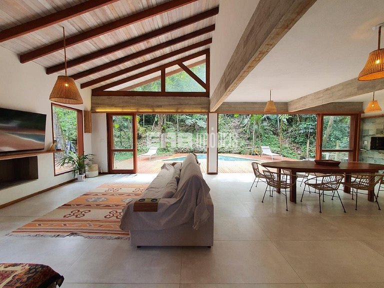 Casa com 4 suítes, ar condicionado, piscina, churrasqueira e