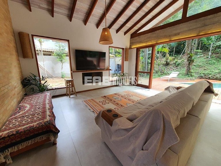 Casa com 4 suítes, ar condicionado, piscina, churrasqueira e