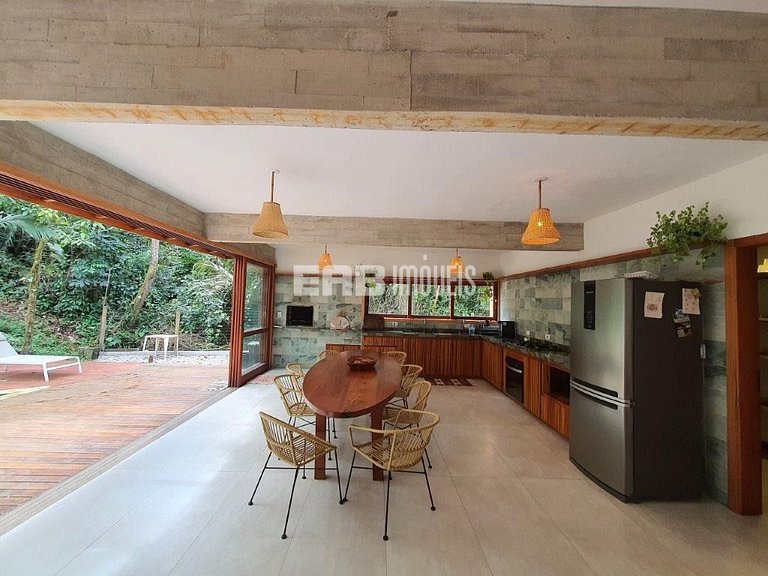 Casa com 4 suítes, ar condicionado, piscina, churrasqueira e