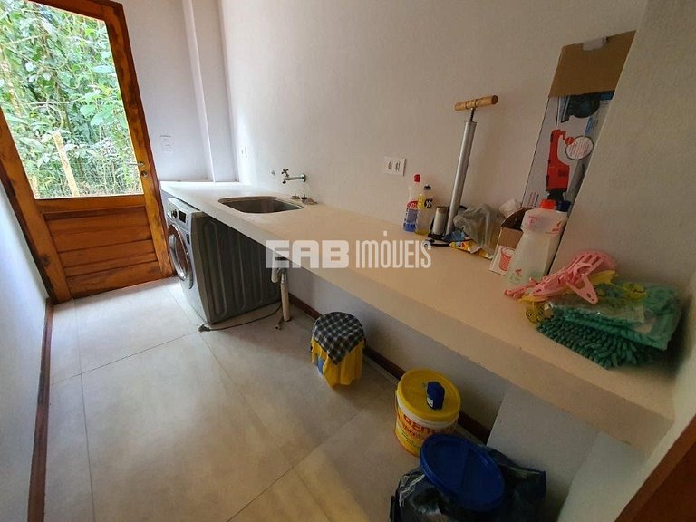 Casa com 4 suítes, ar condicionado, piscina, churrasqueira e