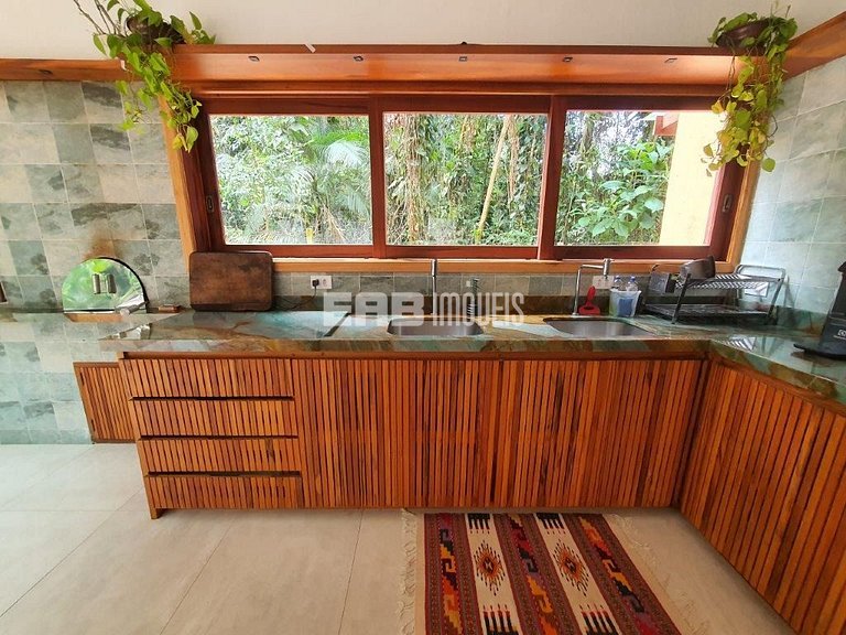 Casa com 4 suítes, ar condicionado, piscina, churrasqueira e